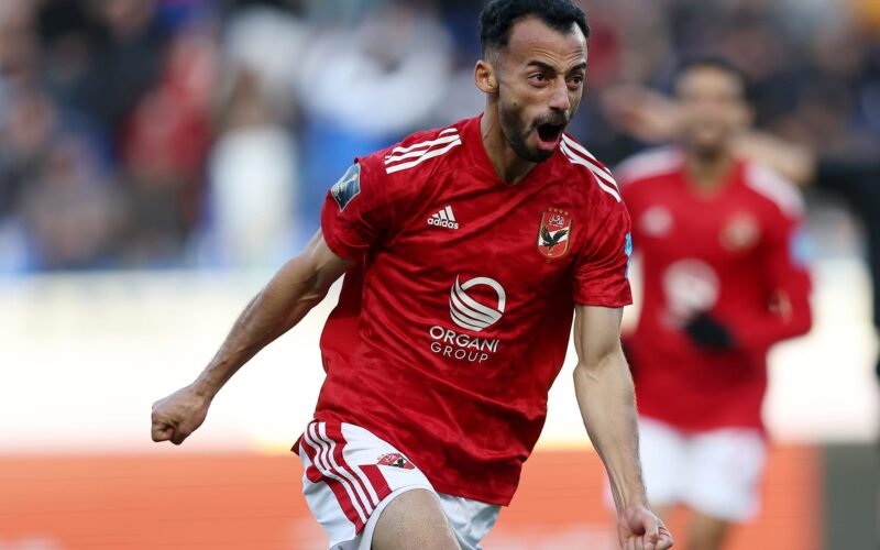 أحمد عبد القادر يغادر مباراة الأهلي والإسماعيلي مصابًا