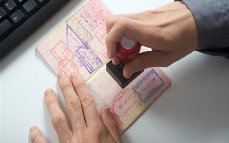 كيفية وشروط تحويل تأشيرة الزيارة إلى إقامة دائمة في السعودية 1446