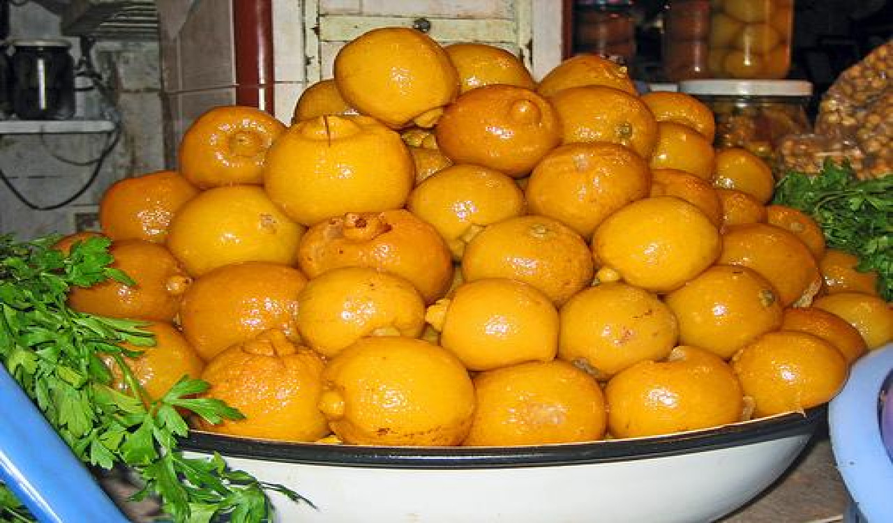 «جهزيه جنب فطور رمضان».. كيفية تخليل الليمون المعصفر بحبة البركة في المنزل بالتفصيل!!