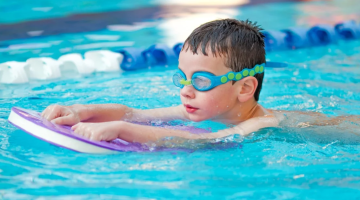 لو طفلك بيتعلم سباحة إليكِ أهم الأطعمة والنصائح الهامة قبل وبعد التمرين