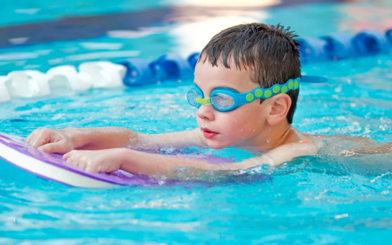 لو طفلك بيتعلم سباحة إليكِ أهم الأطعمة والنصائح الهامة قبل وبعد التمرين