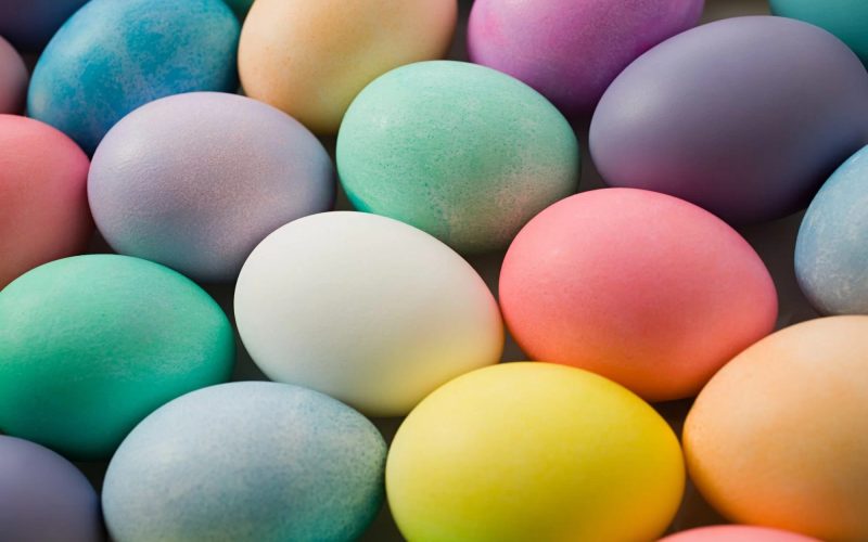 طرق تلوين البيض في شم النسيم باللون الأحمر والأصفر والبنفسجي والأخضر بمكونات صحية وامنه
