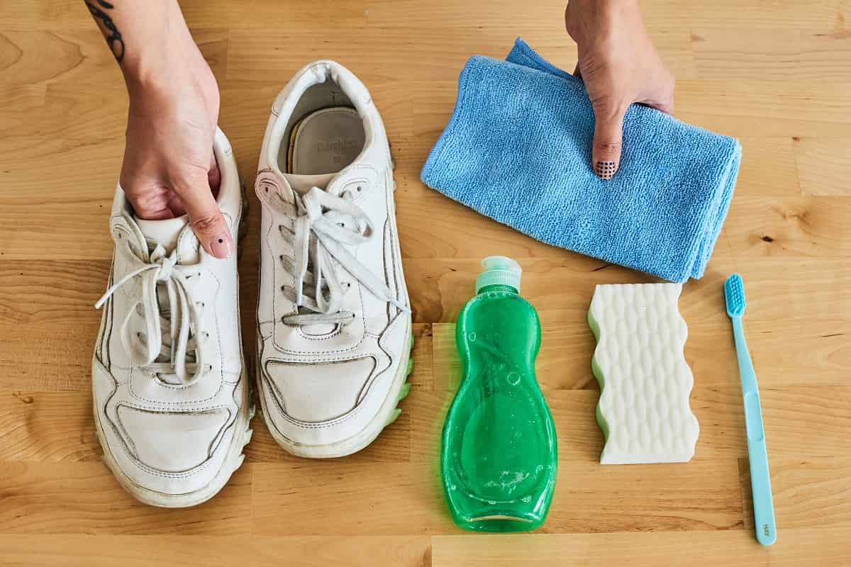 أفضل طريقة لتنظيف الأحذية البيضاء والشنط بمكونات بسيطة من البيت