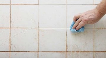 تنظيف حوائط الحمام من الأوساخ والبقع بطريقة عبقرية وبدون تعب