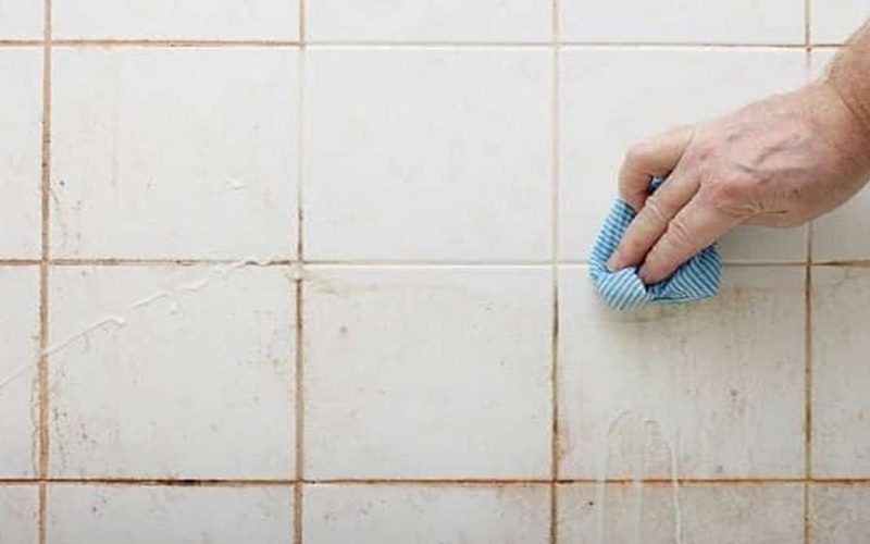 تنظيف حوائط الحمام من الأوساخ والبقع بطريقة عبقرية وبدون تعب