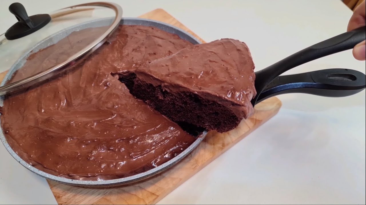 سريعة وبدون فرن .. طريقة تحضير كيكة الطاسة الإسفنجية اللذيذة الغرقانة بالشوكولاتة