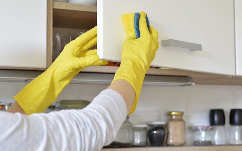 الخلطة الفعالة لتنظيف دولاب المطبخ من الدهون الصعبة بمسحة واحدة هيرجع جديد