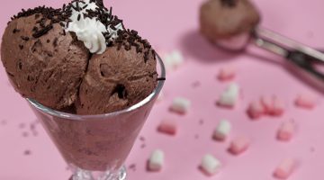 “لعشاق الأيس كريم” طريقة عمل أيس كريم الشوكولاتة في المنزل بكل سهولة