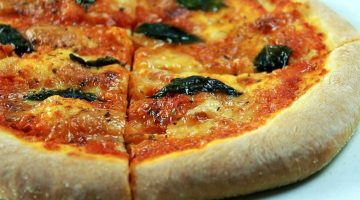 بشكل مميز وطعم رهيب .. طريقة عمل عجينة البيتزا الايطالي في البيت مثل الجاهزة